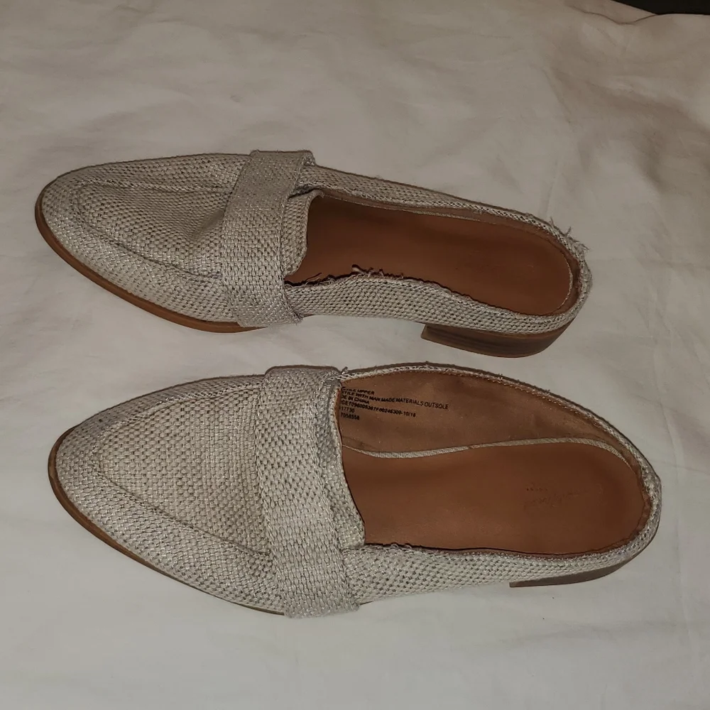 Universal Thread slip on shoes